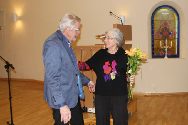 Valberedningens Berith Boström fick också blommor av Willy B. Foto Dag Magnusson
