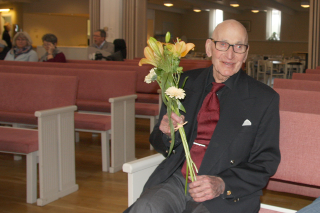Valberedningens Sven-Olof Fridlund fick blommor. Foto Dag Magnusson