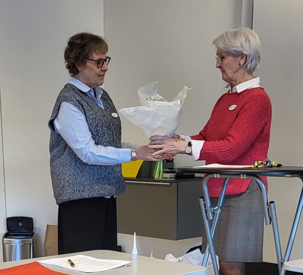Ordförande Lisbeth Wikström Frisén avtackade avgående ordförande Kerstin Fahlman Nord